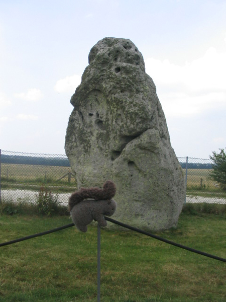 ... A předvádí se před menhirem