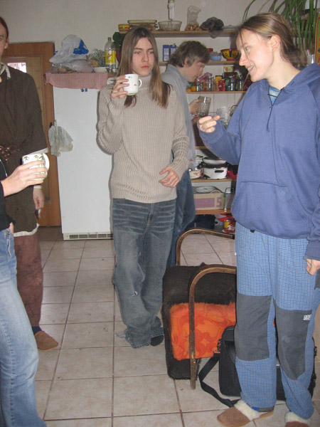 Dobu do začátku hraní trávili všichni v kuchyni