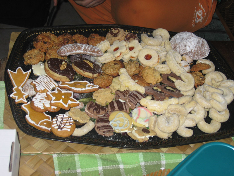 Hromady cukroví jsou nachystány