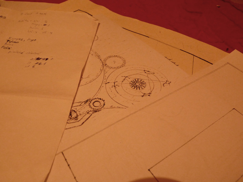 Detail papírů na padouchově stole