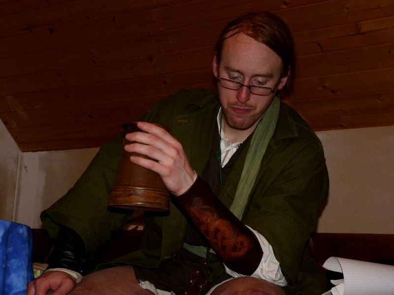 Edhel při scéně v krčmě