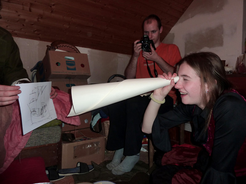 Jak se vyrábí pohled dalekohledem