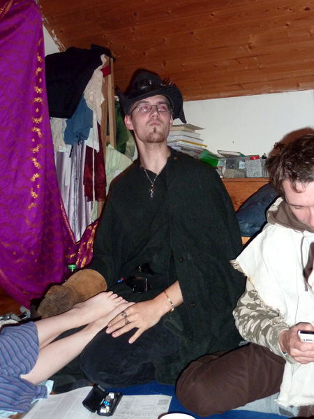 Stín očividně něco kuje 