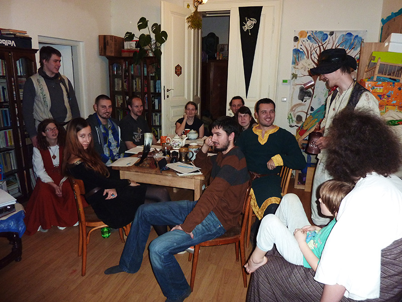 Téměř kompletní osazenstvo prvního dne