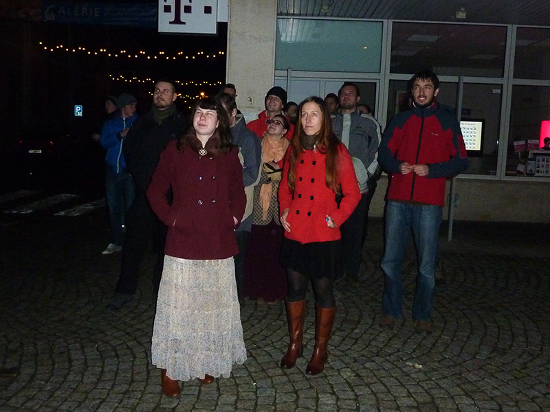 Téměř půlnoční, téměř skupinové téměř foto