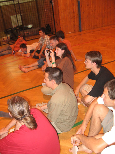 Slyší všechno Lovci Veverek vpředu, slyší i ti vzadu...