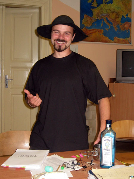 Je rázný a smělý a s úsměvem čelí...