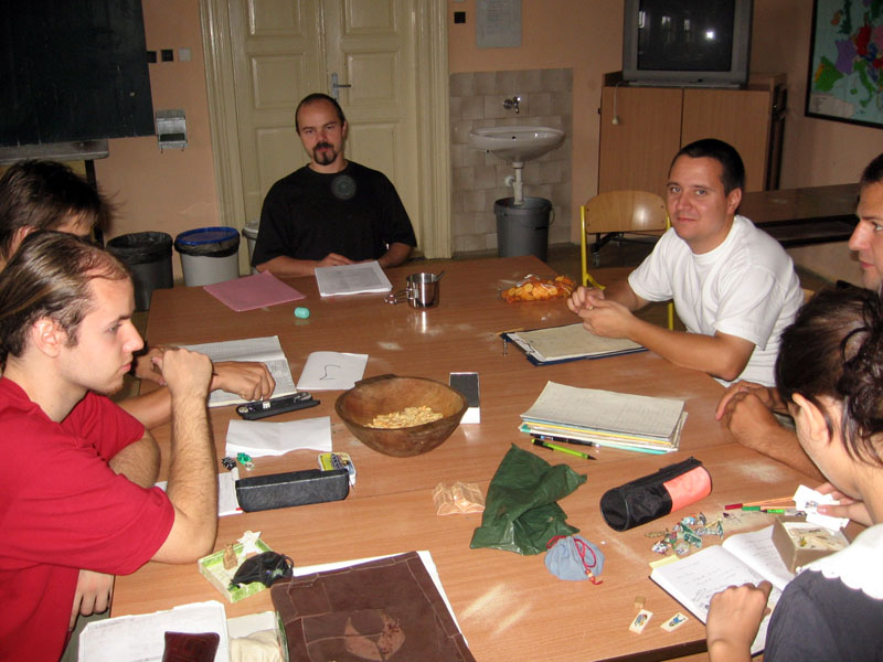 Jen šest hráčů z těch Lovců Veverek kolem stolu spolu sedí