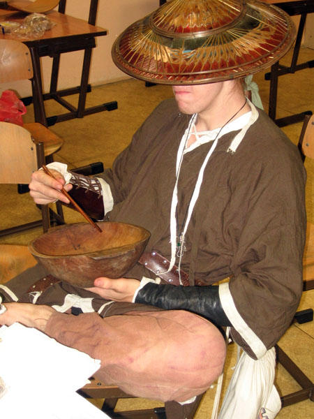 Edhelův klobouk k tomu je zjevě, aby se pod ním tvářil tajemně