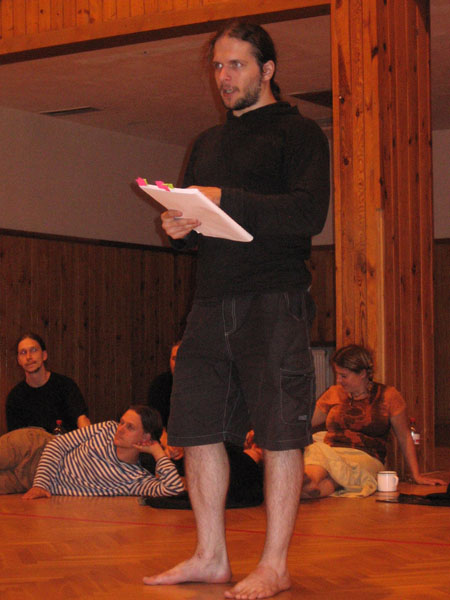 V ponurém osvětlení cvičebního sálu