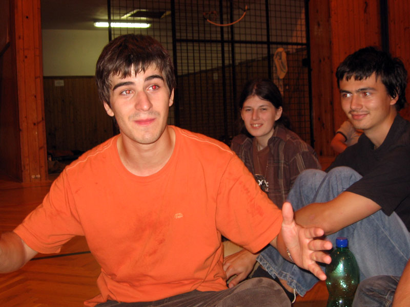 S jinými družinami vyměňujeme si klepy