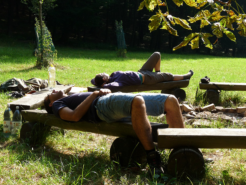 Odpočinek po ranní výpravě za hygienou a pro vodu