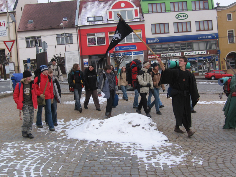 ... a za ním velký zástup lidu. 