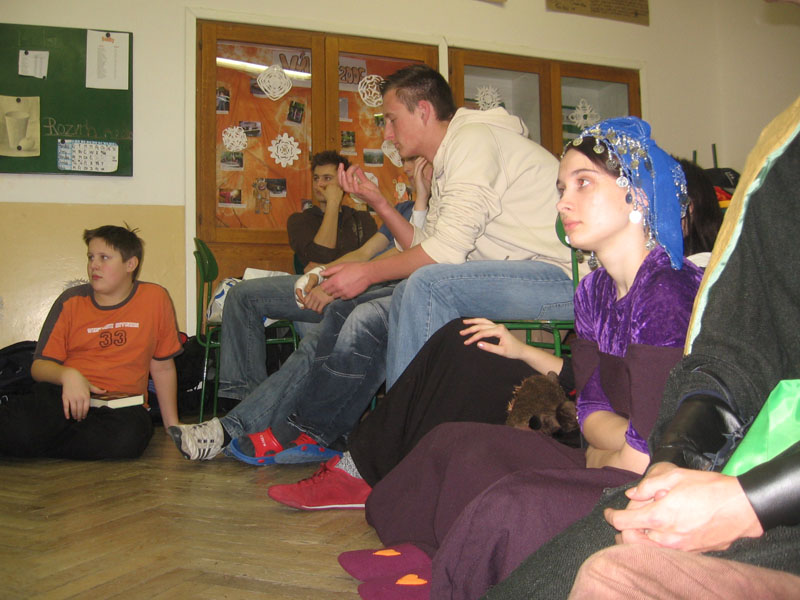 Hráči bedlivě poslouchají