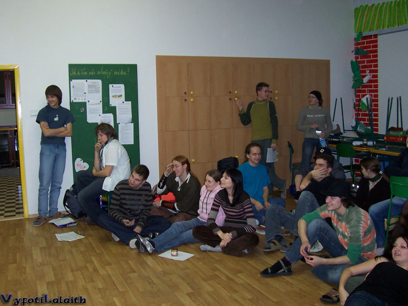 Hráčstvo bedlivě poslouchá