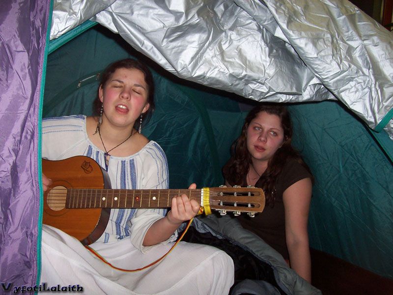 leč Žába dí: „Mám malý stan, v něm na nohy táhne!“