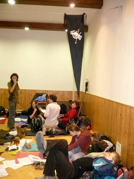 Nad ležením Lovců Veverek zavlál jejich prapor