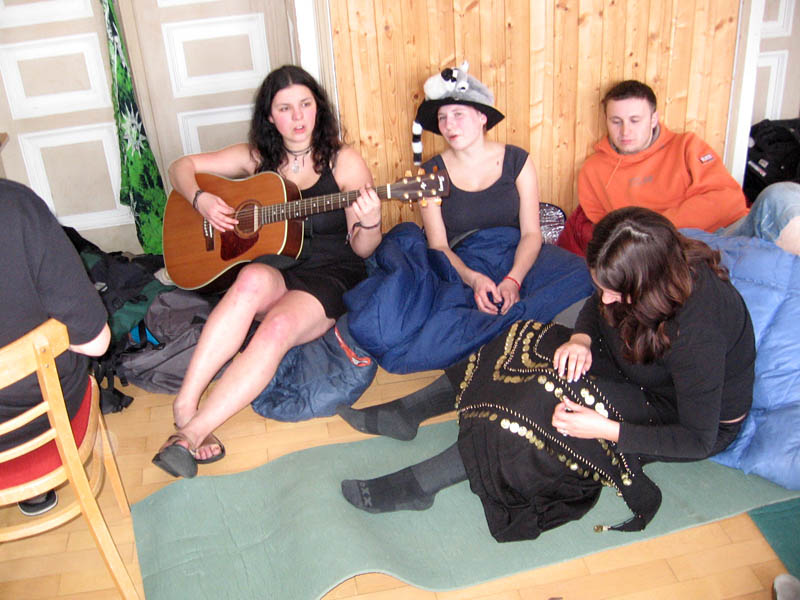 Žabijáci zabíjejí nudu bojovnými písněmi