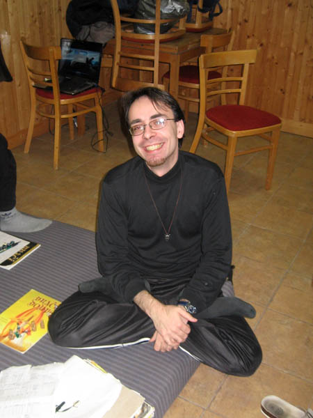 Nožkami zauzlíkovaný PJ Dajen