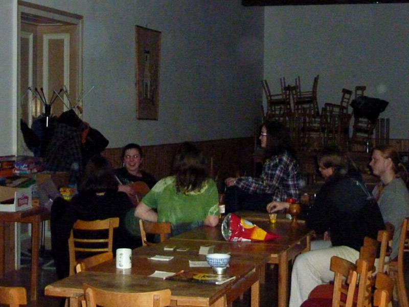 Když už večer vše jde spinkat, žaba do strun uhodí