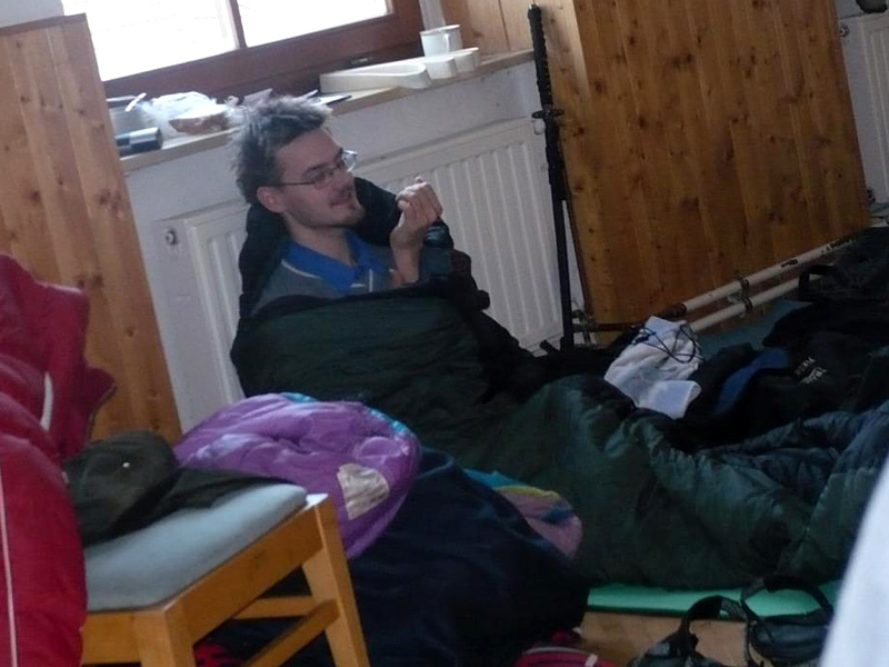 Laurea v jeho spacáku vždy se zdaří vyfotografovat