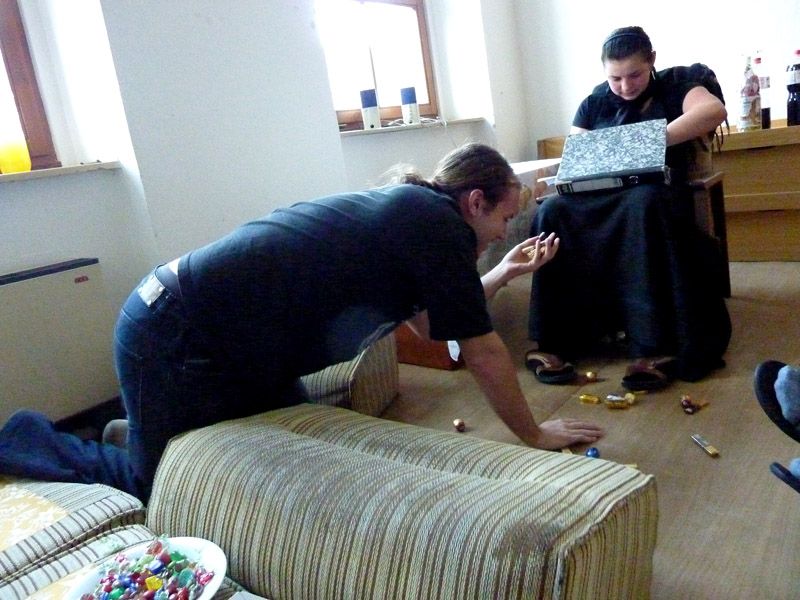 PJ Žaba v křesle sedí...