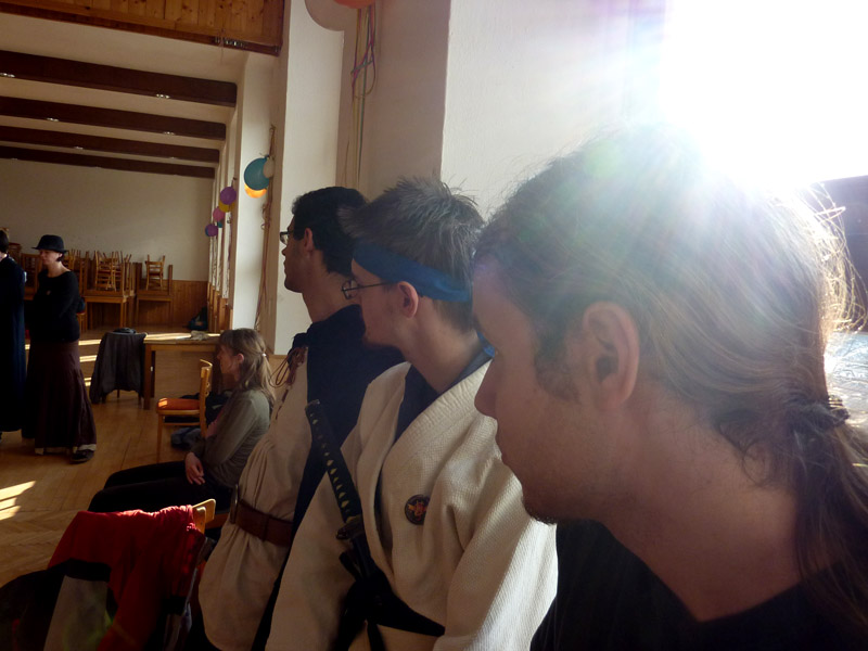 Lovci vrpavo svorně hledí