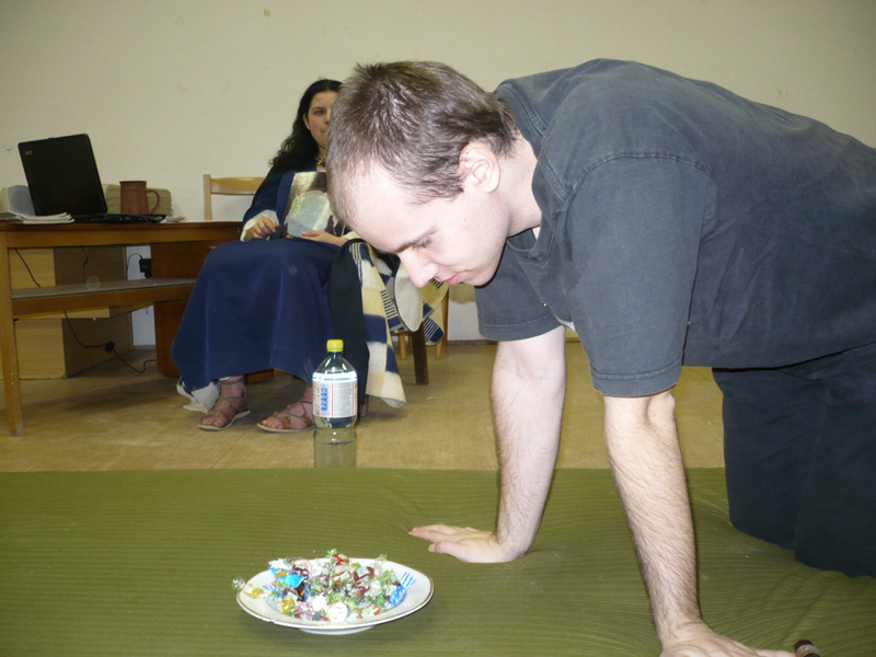 Když nevíme, kudy dál, bonbón může pomoct nám. 