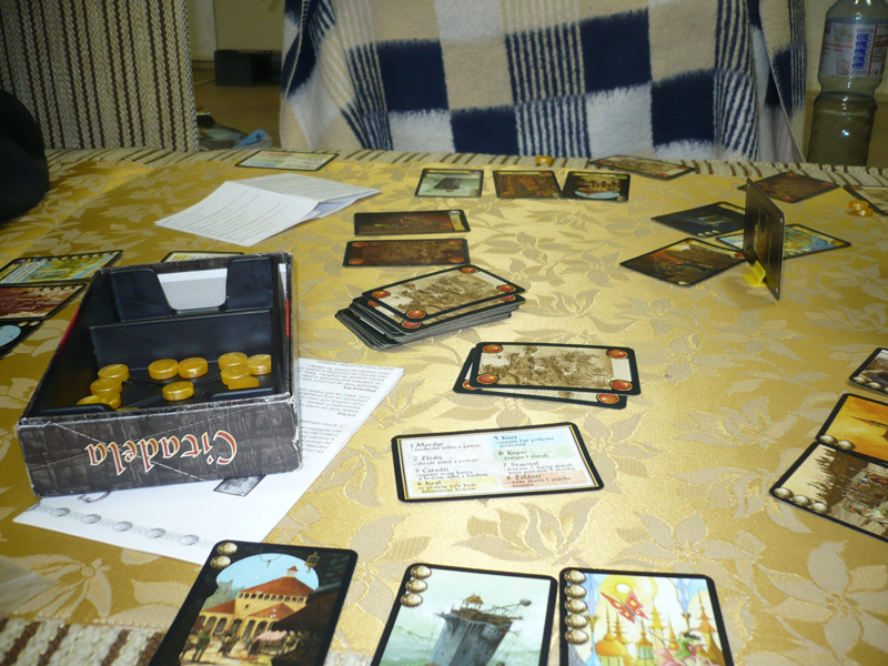 V přízemí zas jiní směle oddávaj‘ se Citadele. 