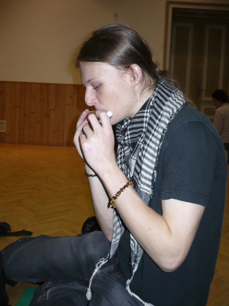 Trixx se s harmonikou přidal, libé zvuky on z ní vydal. 