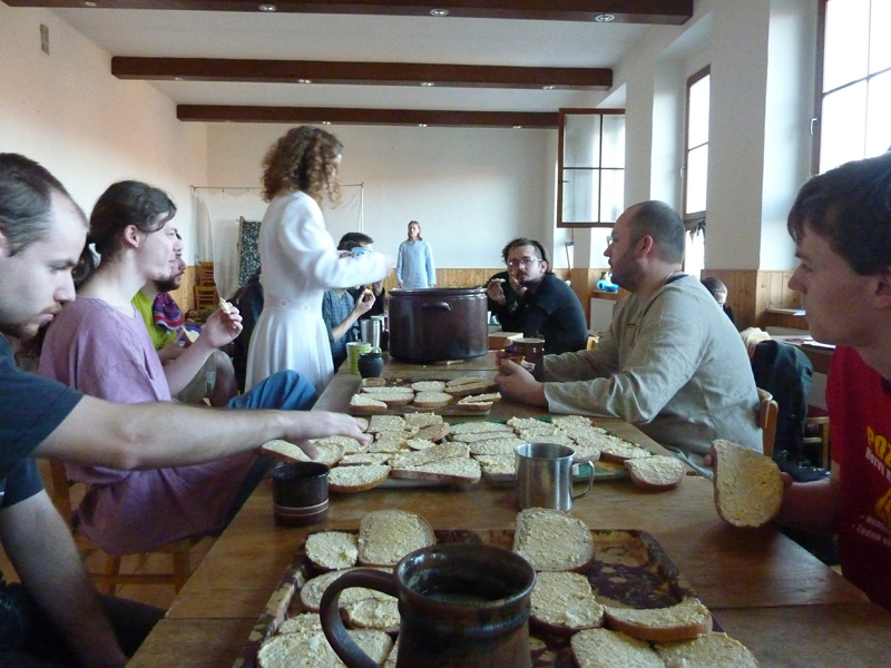 Na ty, kteří vstali, čekala mazaná snídaně. 