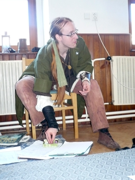 Edhelově Poslední Naději zachránil život kabát