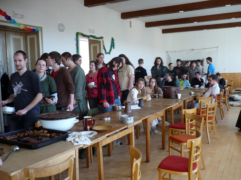 Fronta na oběd se zdála být nekonečná