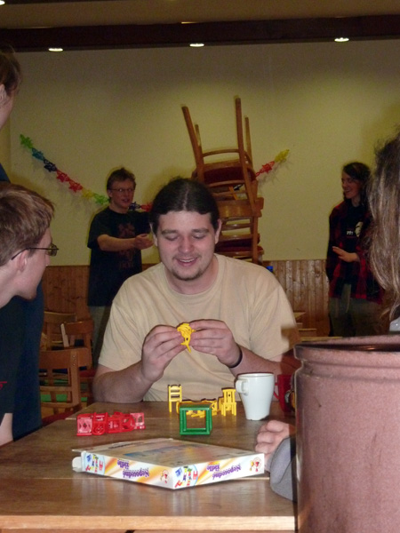 Zatímco jiným stačí k hraní obyčejné židle