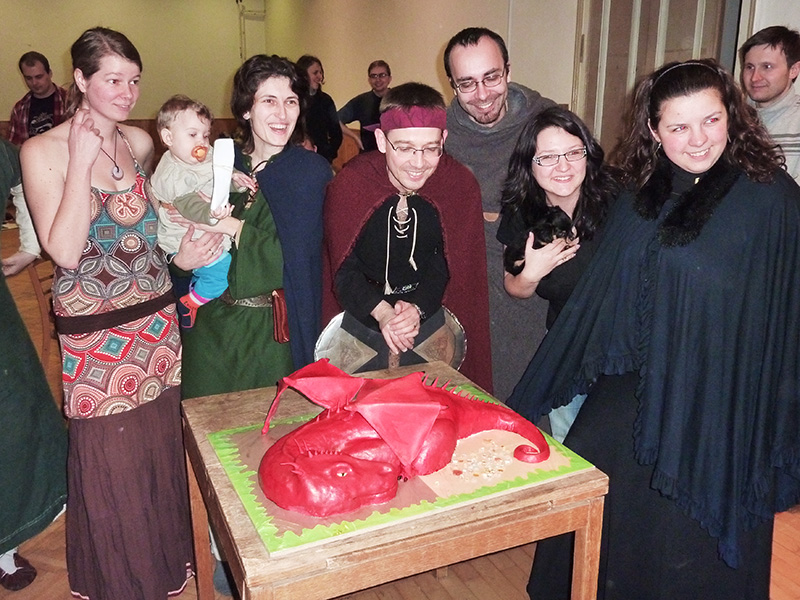 Předhodila jim draka na skolení