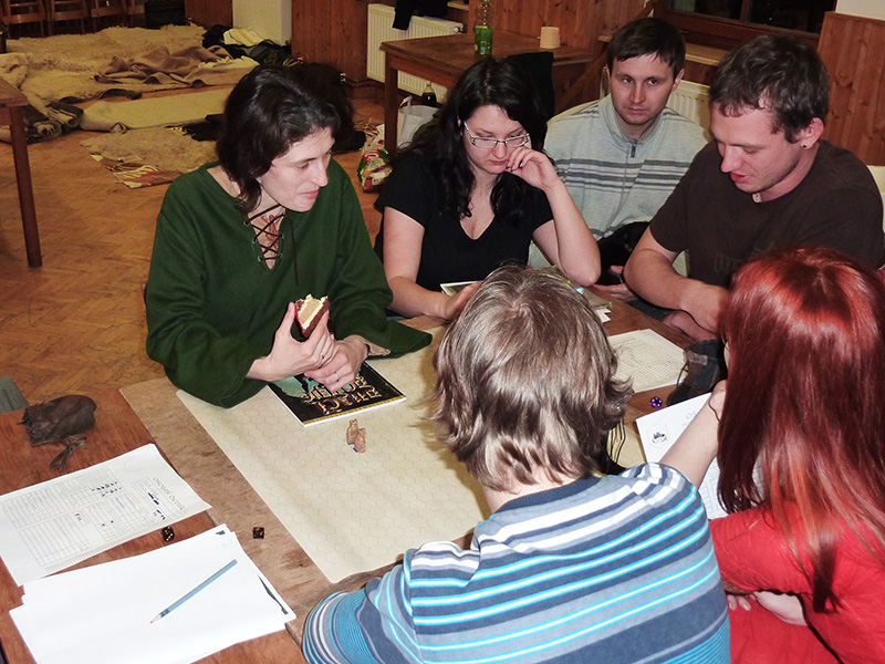 Rybářka vysvětluje pravidla arény