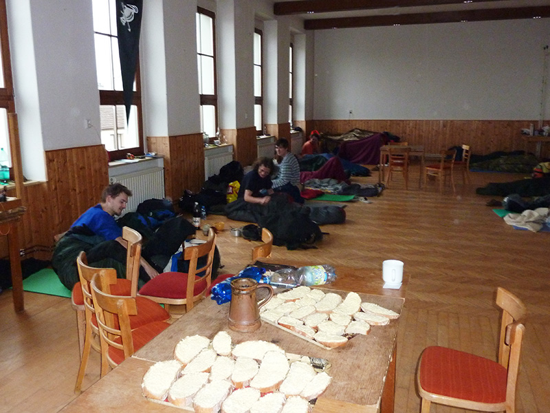 Sobotní ráno vítalo hrdiny snídaní