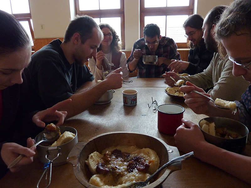 Kdo nejí s námi, jí naproti nám