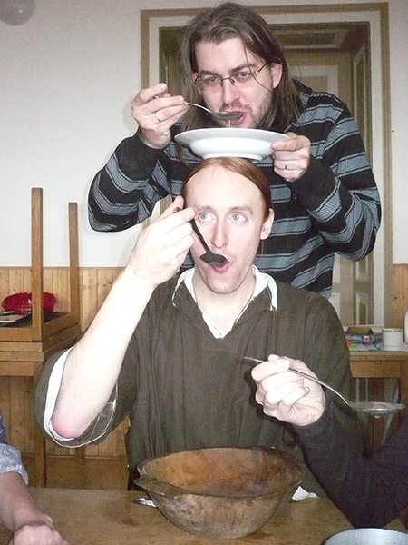 Nezbylo místo u stolu