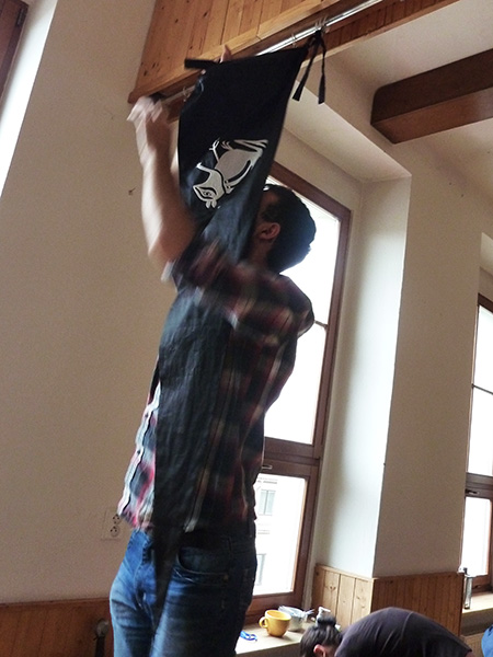 Ještě sundat vlajku